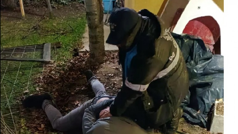 Lo encontraron robando y dijo que era su casa