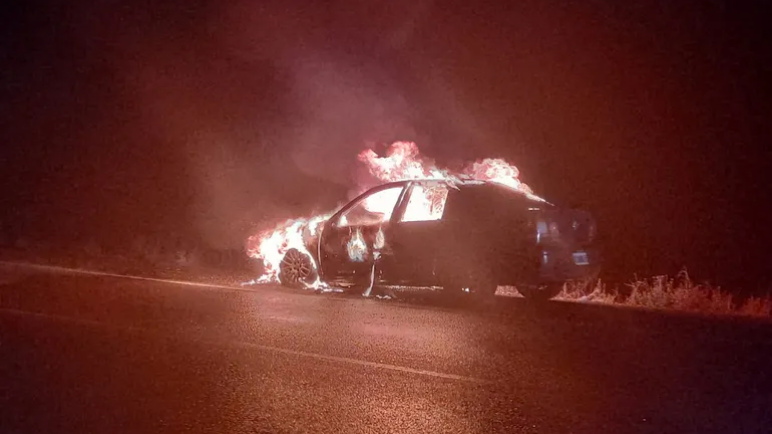 Un gran susto: se le incendió el auto en plena ruta