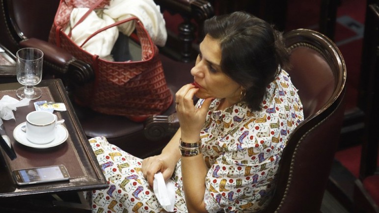 Una senadora patagónica habría negociado su apoyo a la ley Bases por una embajada: Milei ya envió el pliego al Senado y Crexell cobraría 20 mil dólares por mes