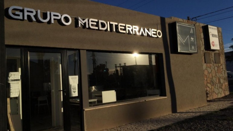 Hicieron un boquete y se robaron dólares y más de un millón de pesos en una marmolería de la Patagonia