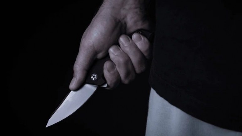 Un menor amenazó a un remisero con un arma blanca para robarle