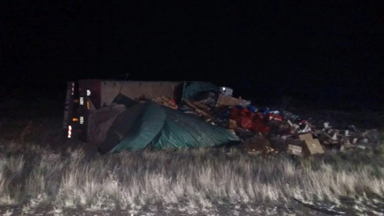Volcó un camión en la Ruta 3: se desprendieron dos ruedas del semirremolque