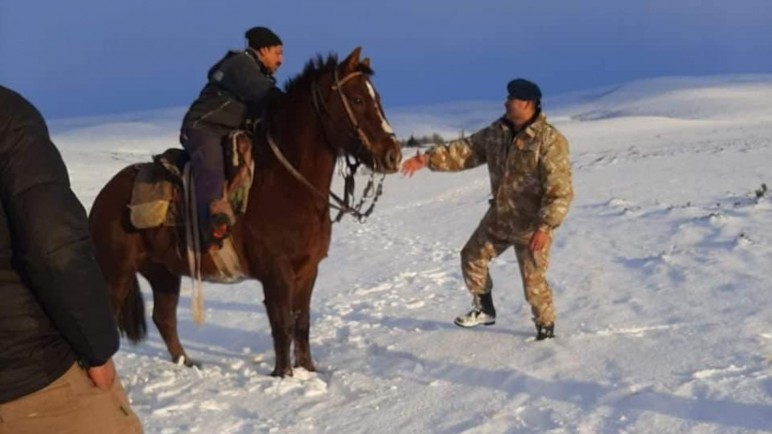 Santa Cruz: debieron asistir a un puestero de campo que se había quedado sin nafta, luz, gas y casi sin provisiones para alimentarse