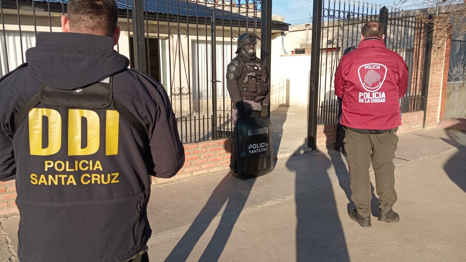 Desbarataron una red dedicada a estafas en Santa Cruz: en el lugar vendían autos, encontraron miles de dólares, millones de pesos y armas