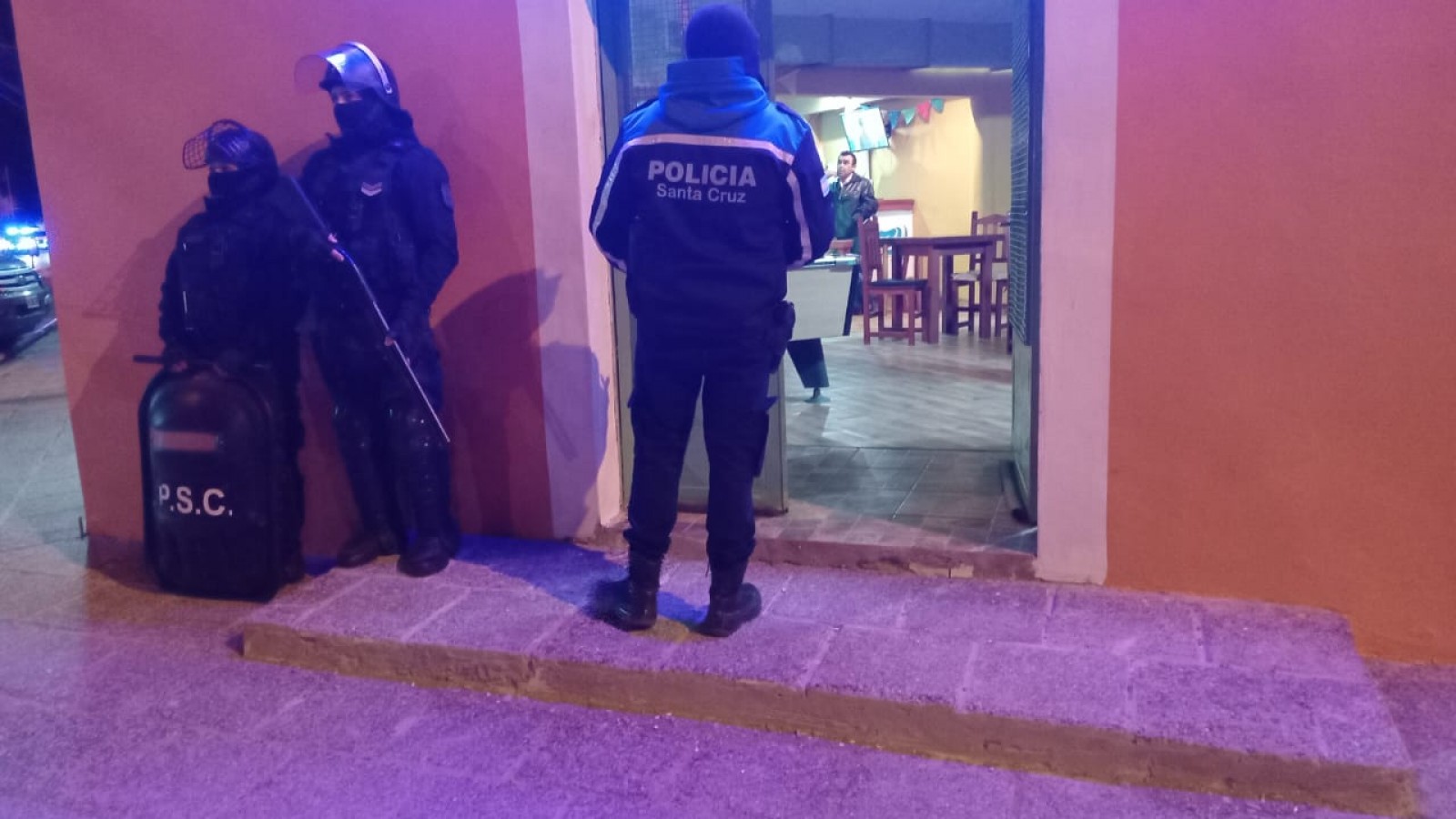 Operativos en Santa Cruz: clausuraron tres bares y agarraron a dos personas que vendían alcohol clandestinamente con más de 100 botellas
