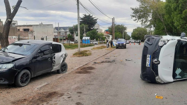 Insólito choque y vuelco en Río Gallegos: un auto embistió a otro que estaba estacionado
