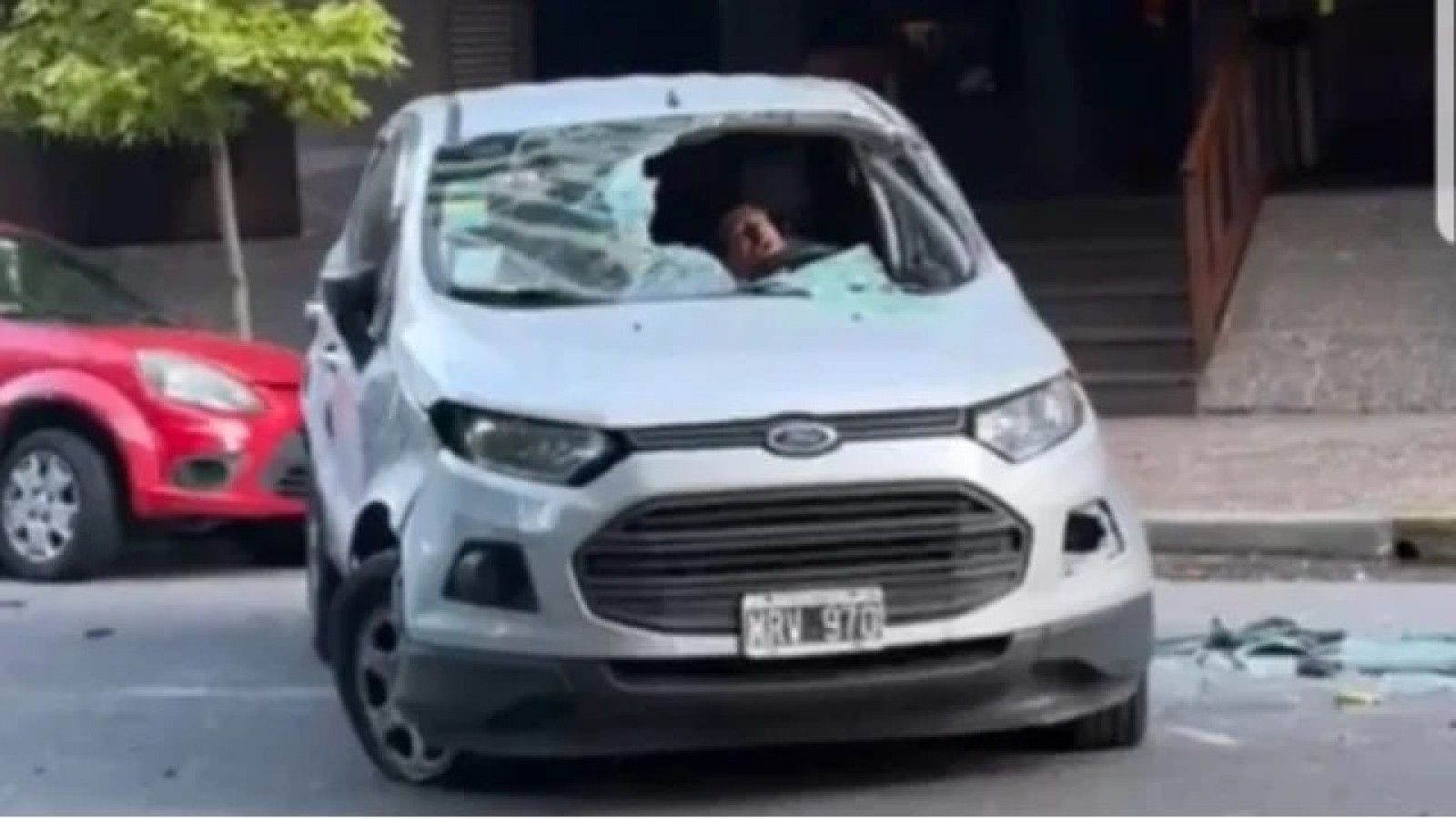 Chocó tres autos, se durmió, lo despertó su abuela y se quiso pelear con los damnificados