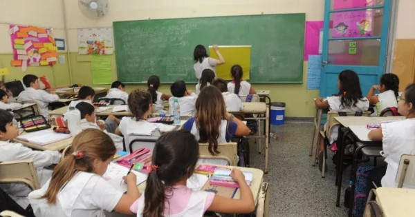 ¿Se posponen las clases en Santa Cruz? El conflicto entre el Gobierno y ADOSAC