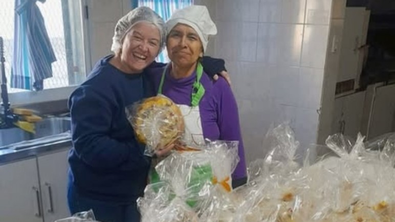 Las voluntarias cocinaron roscas de Pascuas