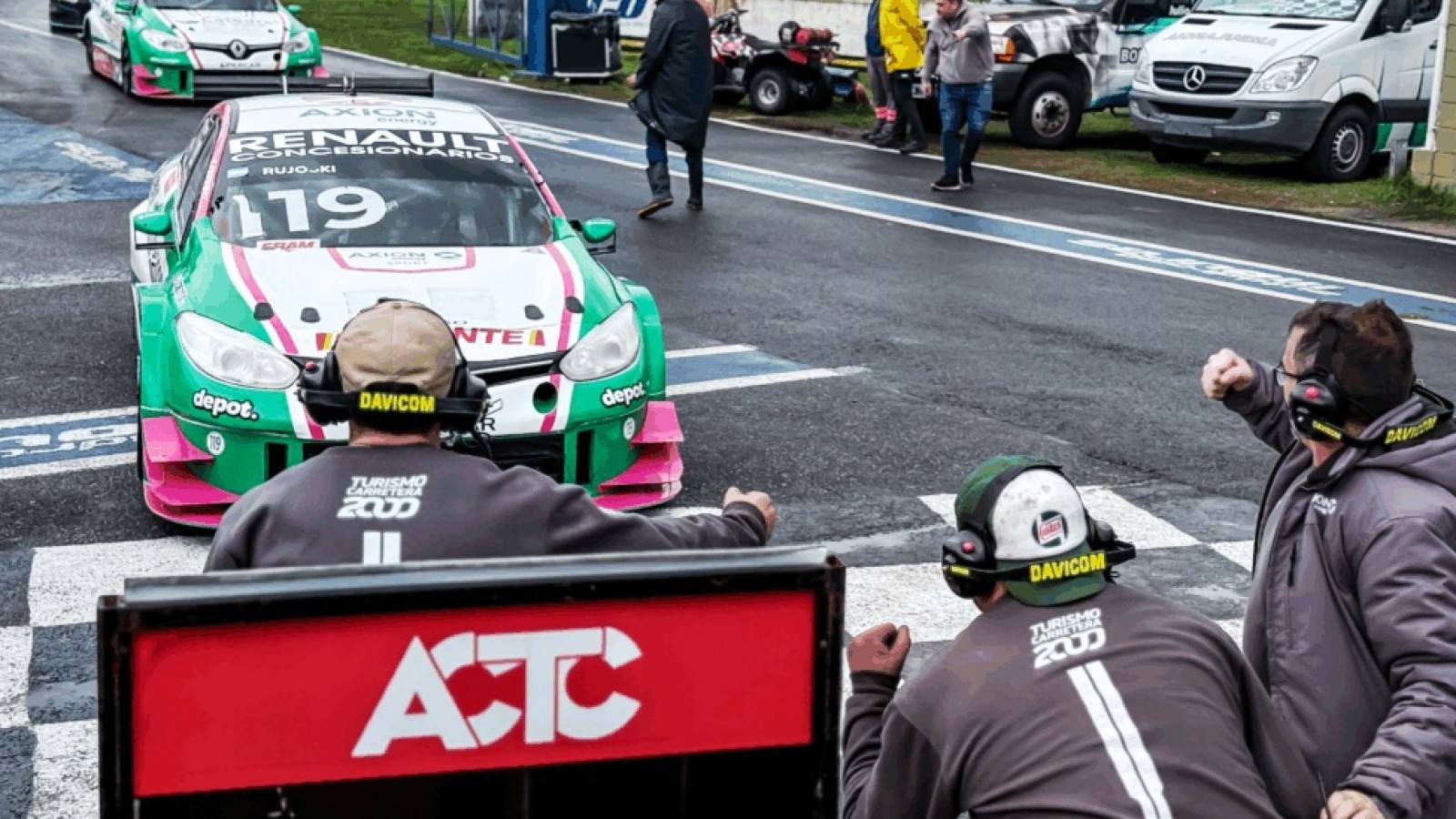 Festejo repetido de Krujoski y Renault en Turismo Carretera 2000