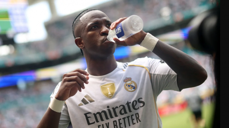 Real Madrid analiza darle una salida al brasileño Vinicius Junior
