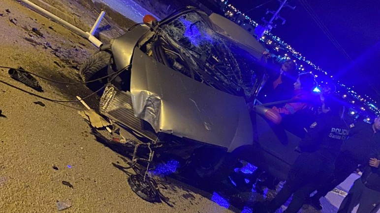 Santa Cruz: perdió el control, chocó contra un poste, volcó frente a un hospital, y sus ocupantes fueron hospitalizados