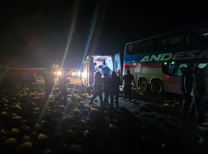 Impacto mortal: tres víctimas fatales y al menos nueve ambulancias en el rescate de heridos