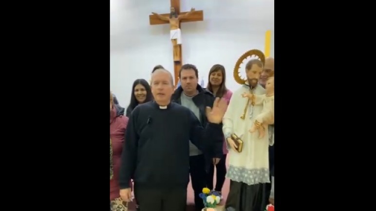 El Padre Luis Hetze junto a feligreses en el Santuario San Cayetano