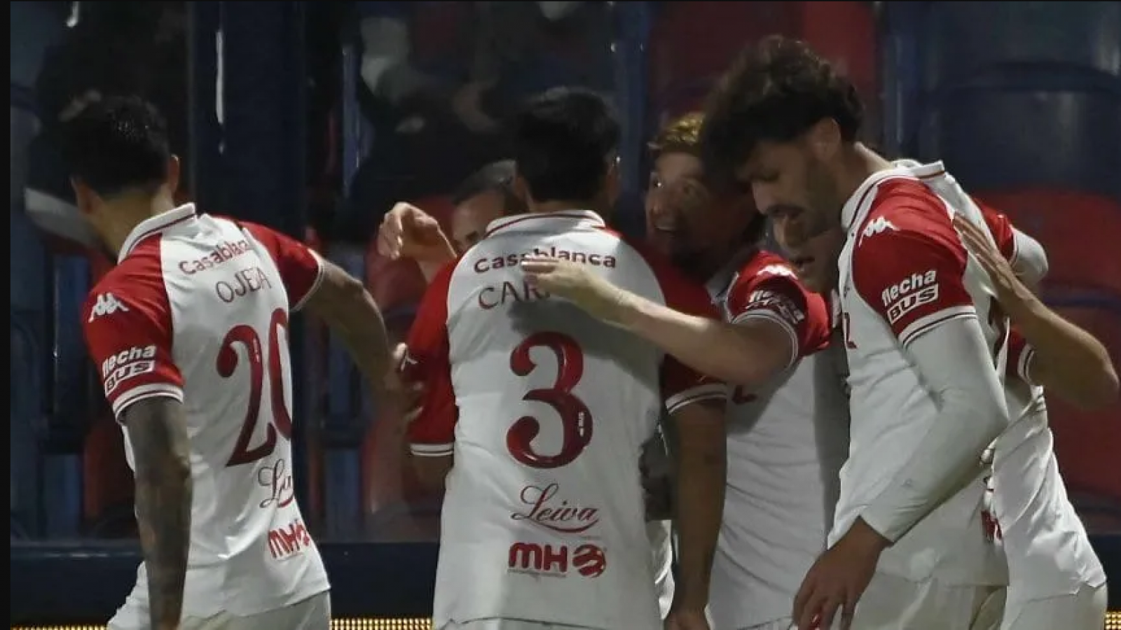 Huracán no desaprovechó y triunfó en Victoria. (Fotobaires)