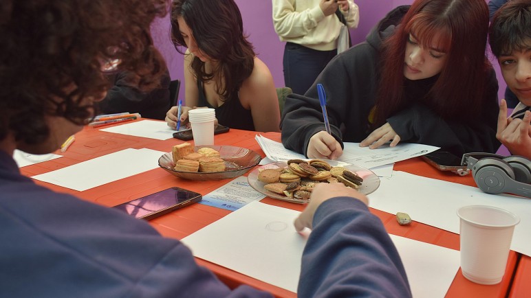 Jóvenes crean bocetos para mural de prevención del suicidio
