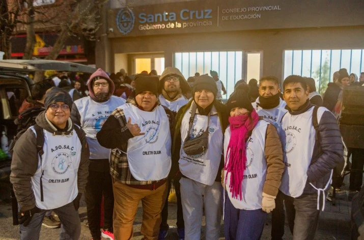 ADOSAC bloqueó el ingreso al CPE en Río Gallegos: paro lunes y martes por descuentos a maestros