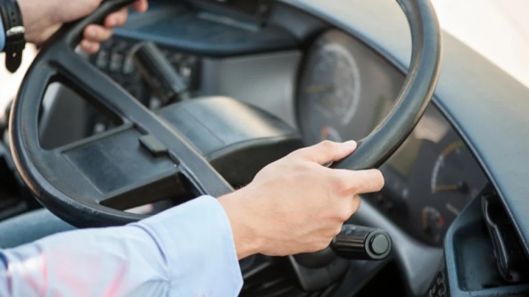 Viaje escolar en riesgo: chofer con cocaína y coordinadora con marihuana dieron positivo en Rada Tilly