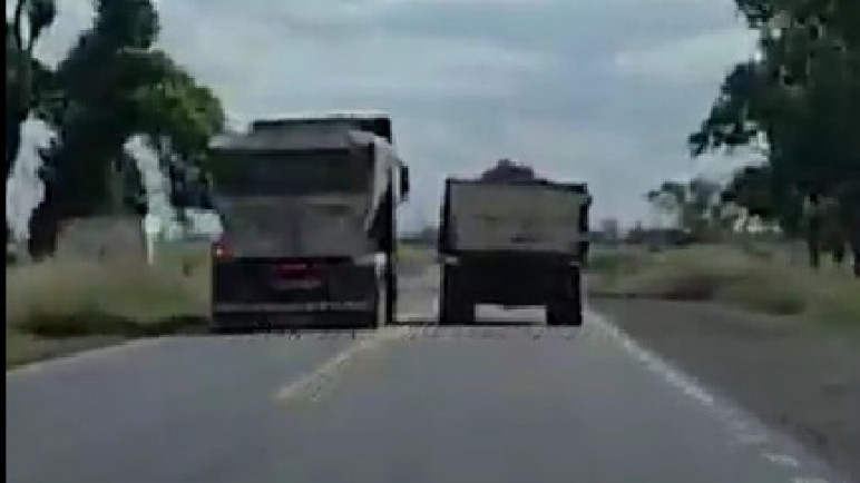 Intentó pasar a otro camión circulando por línea amarilla, le retuvieron la licencia profesional y fue multado con una suma millonaria