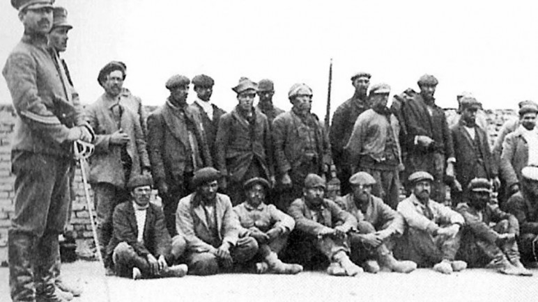 Un grupo de peones rurales antes de ser fusilados por el Ejército
