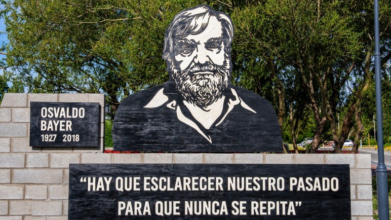 El monumento es una réplica del que feu destruido por el Gobierno nacional en la entrada de Río Gallegos