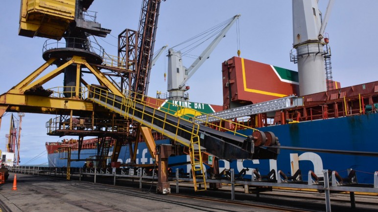 Desde Punta Loyola, YCRT prepara la salida de 30 mil toneladas de carbón a Brasil
