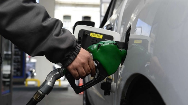 El Gobierno postergó parte del aumento de impuestos a los combustibles