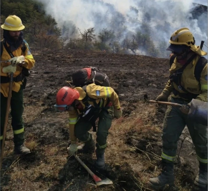 Continúa activo el incendio en el Parque Nacional Los Glaciares