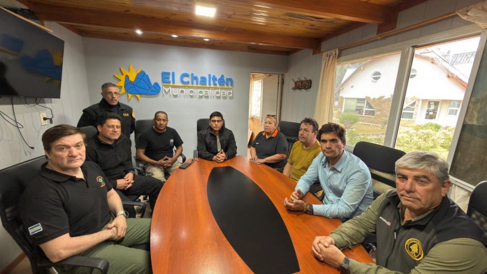 Claudio Vidal encabeza en El Chaltén el operativo para contener el incendio