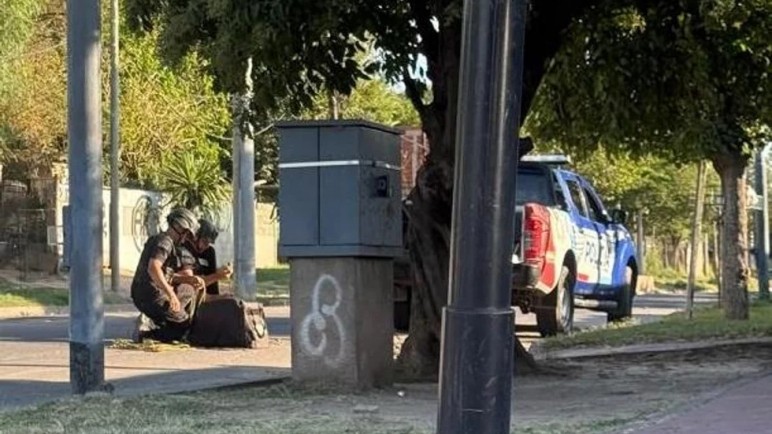 Grave ataque en Córdoba: vecinos arrojaron una granada a policías