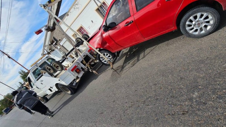 Santa Cruz: chocó contra un paredón en pleno centro y dejó el auto abandonado