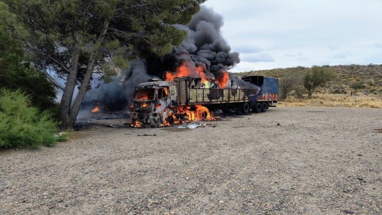 Ruta 3: un camión ardió por completo y el conductor fue hallado sin vida