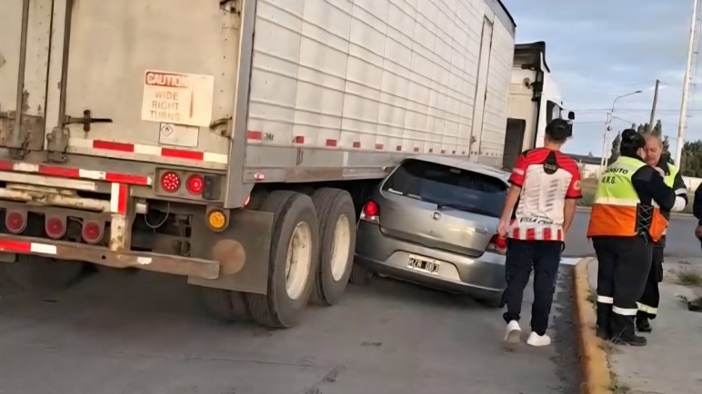EL auto quedó enganchado en el camión (Foto: Vill Vell Producciones)
