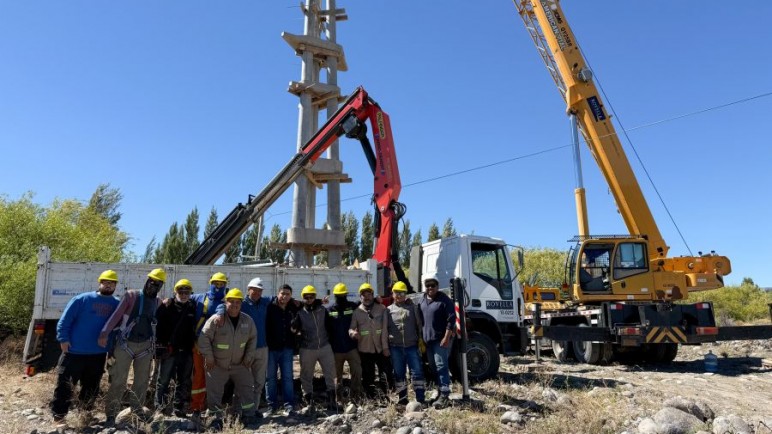 El gobernador de Santa Cruz recorrió la obra del interconectado y emprendimientos productivos en Los Antiguos