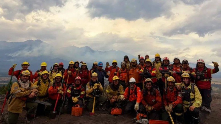 Los brigadistas santacruceños colaboraron en Chubut