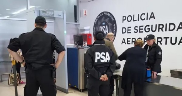Un hombre intentó viajar desde Tucumán a Buenos Aires con un arma cargada en su mochila Un hombre intentó viajar desde Tucumán a Buenos Aires con un arma cargada en su mochila