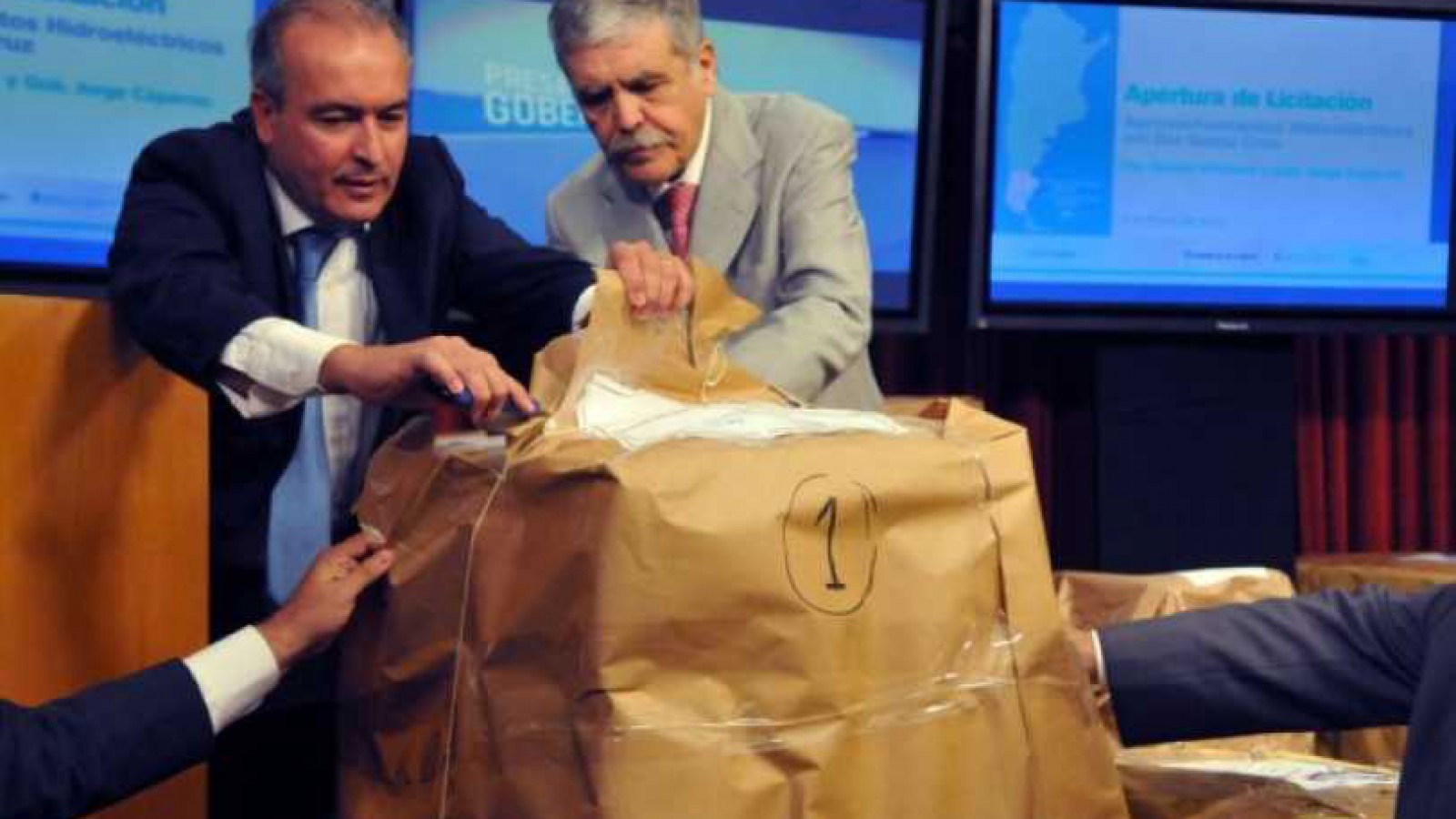 Otra empresa amiga del gobierno ganaría dos represas en Santa Cruz y pide cobrar una parte en dólares