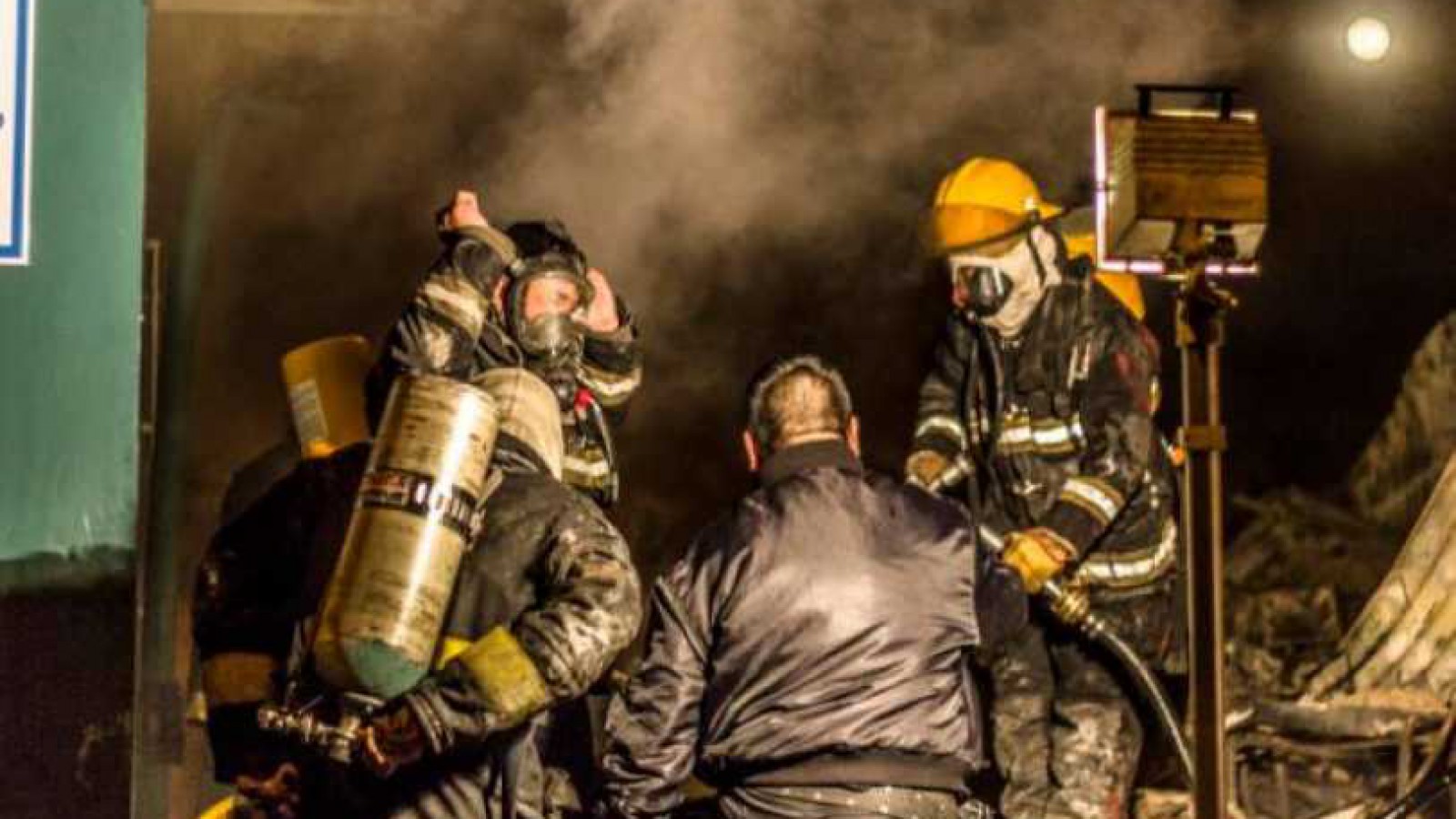 El "después" de los incidentes: Bomberos llegó al edificio para apagar el fuego y cortar las conexiones de gas