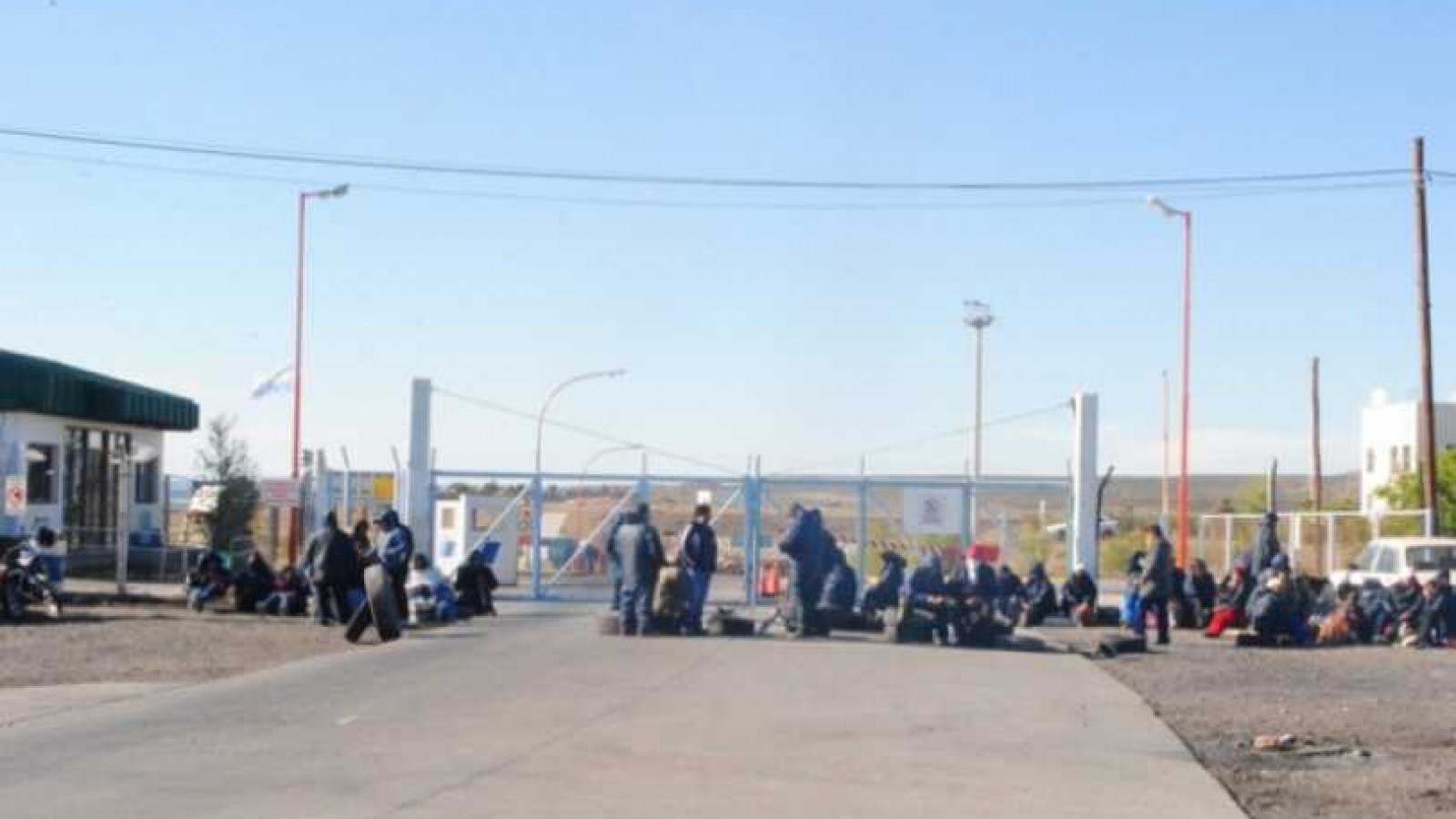 Portuarios decidieron habilitar el paso para transportes de combustibles