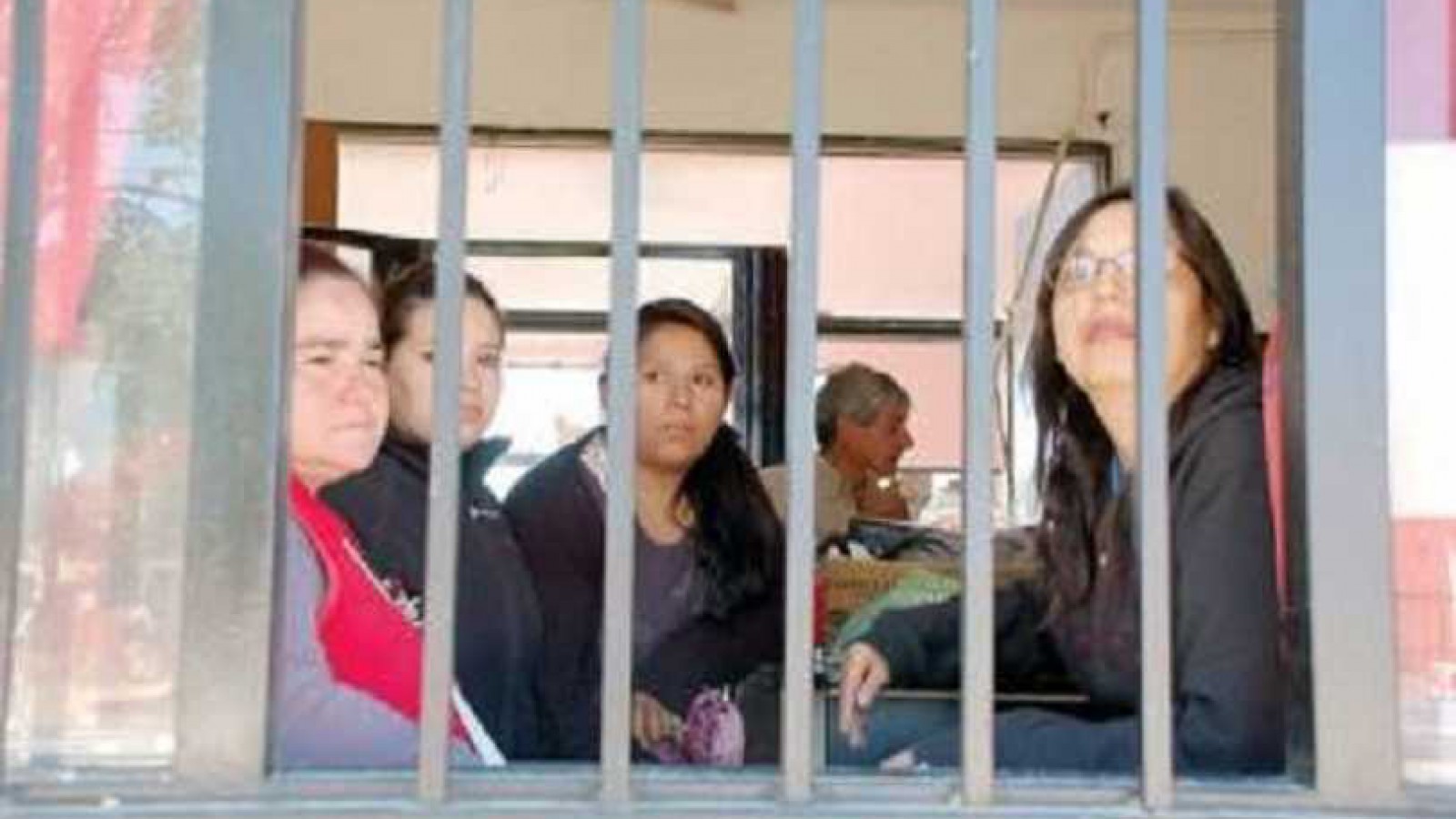 Se atrincheraron siete mujeres dentro de la antigua terminal de Caleta