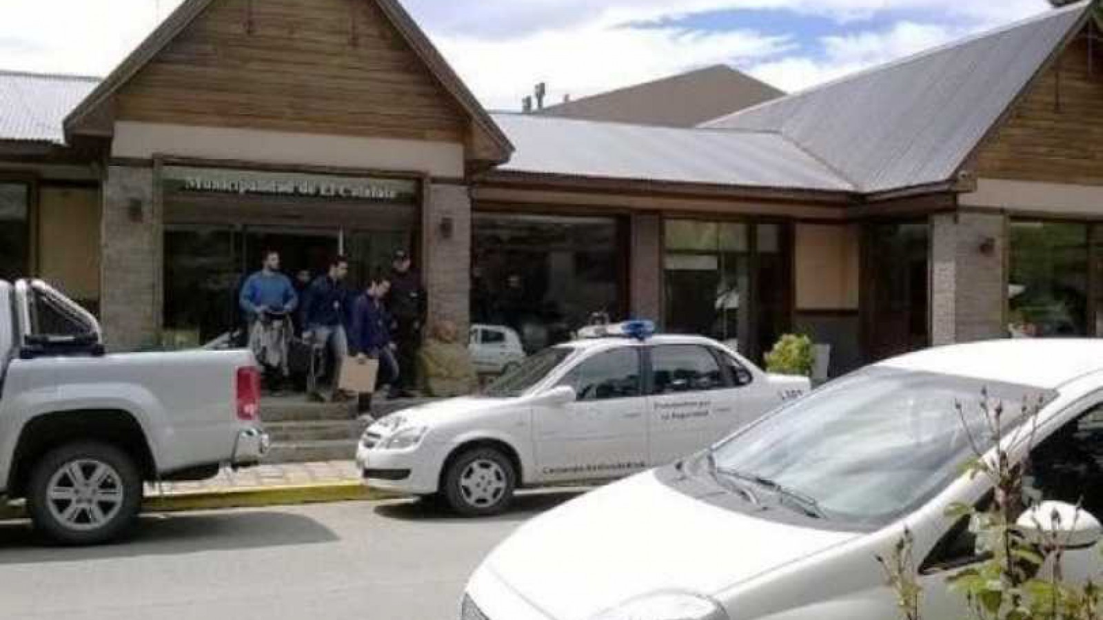 En El Calafate allanan la municipalidad investigando trata de personas