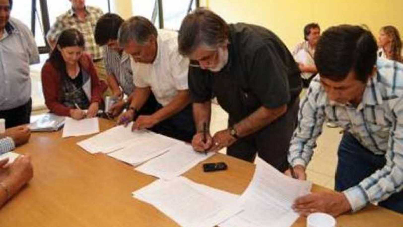 Se firmó un acta por la emergencia hídrica en Caleta Olivia