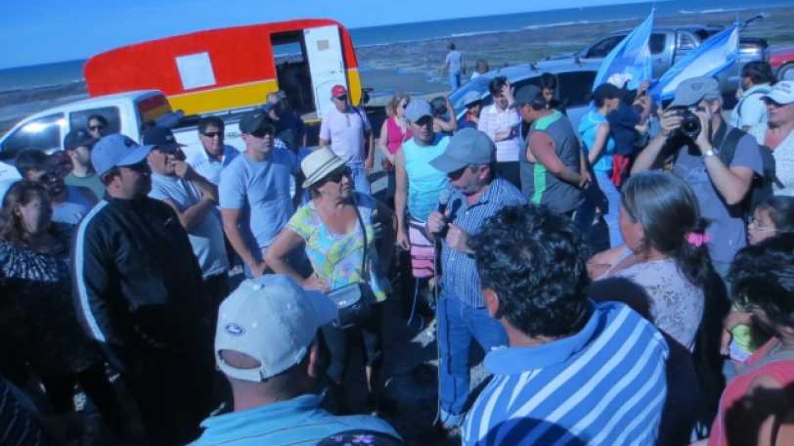 Cura que apoya el corte de ruta en Caleta dijo que le pidieron “que desinflara el piquete”