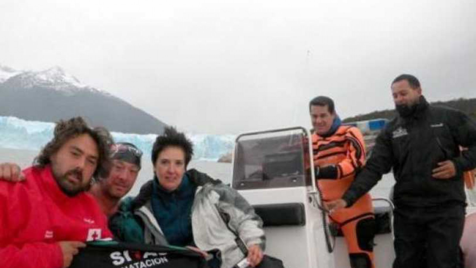 Travesía por el Lago Argentino: un nadador recorrió dos mil metros y bordeó el Glaciar