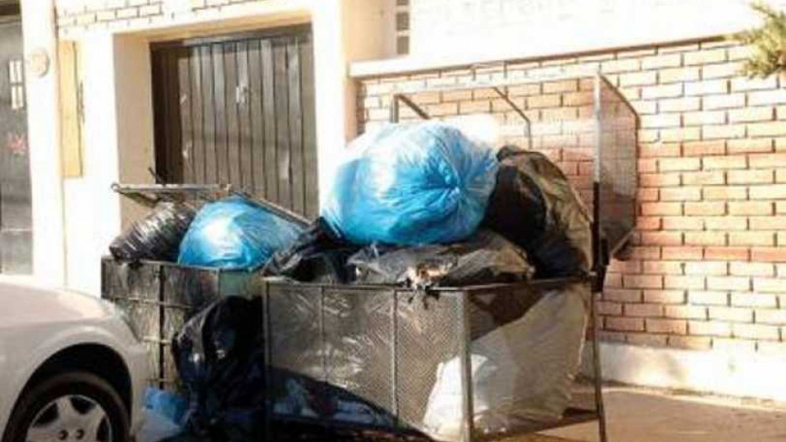 Mientras los municipales esperan resoluciones, la basura comienza a acumularse en Caleta