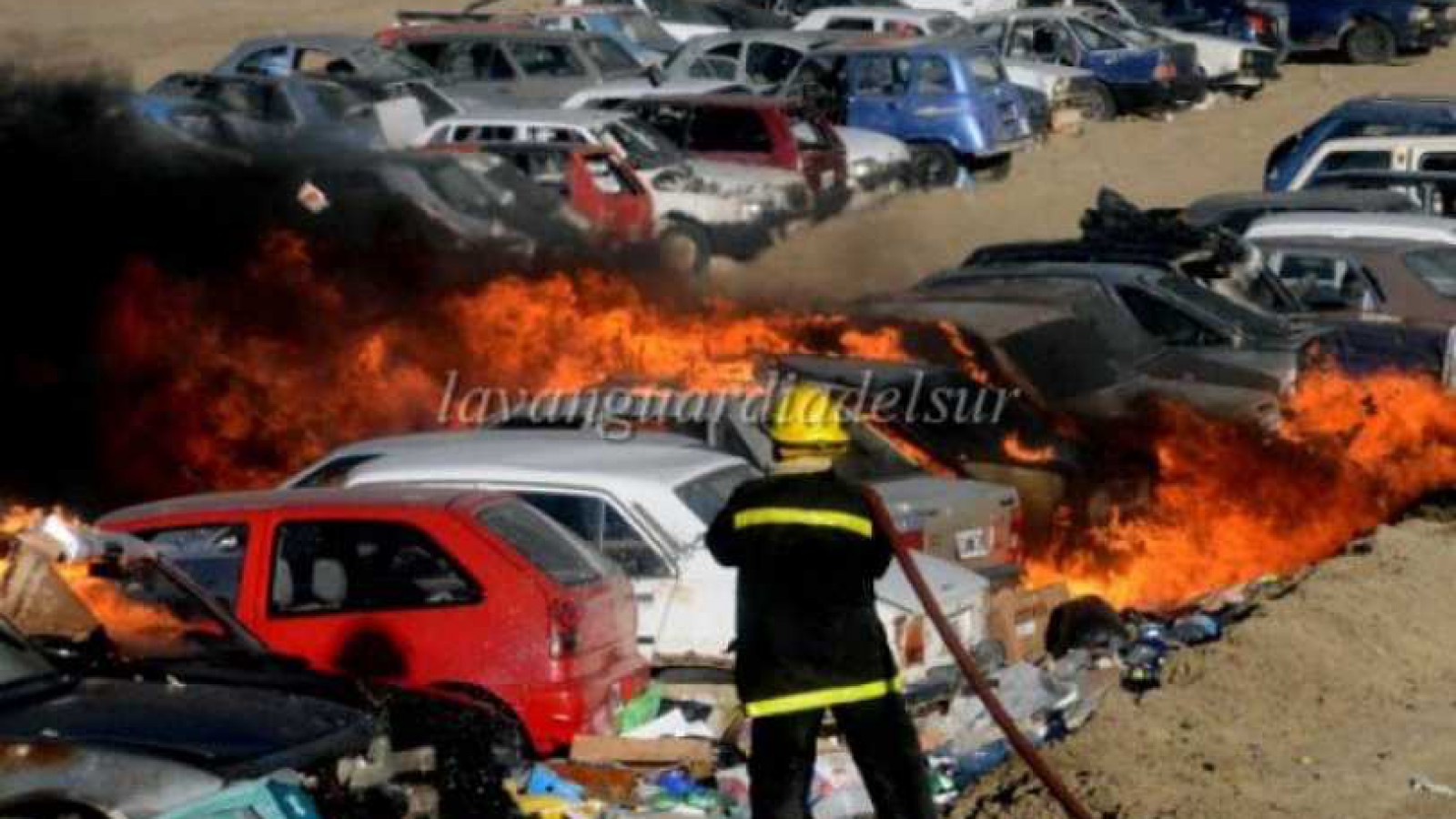 Dantesco incendio: Decenas de autos se incineraron en la zona del basural de Caleta