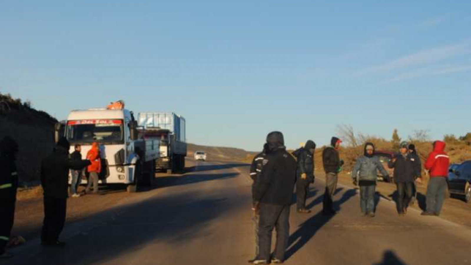 Desocupados cortan la ruta camino a Cañadón Seco