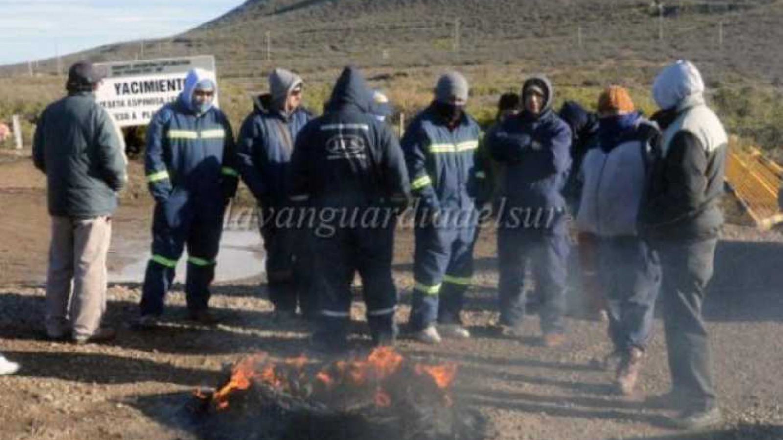 Desocupados de UOCRA de Truncado fueron a Cañadón Seco a bloquear SINOPEC