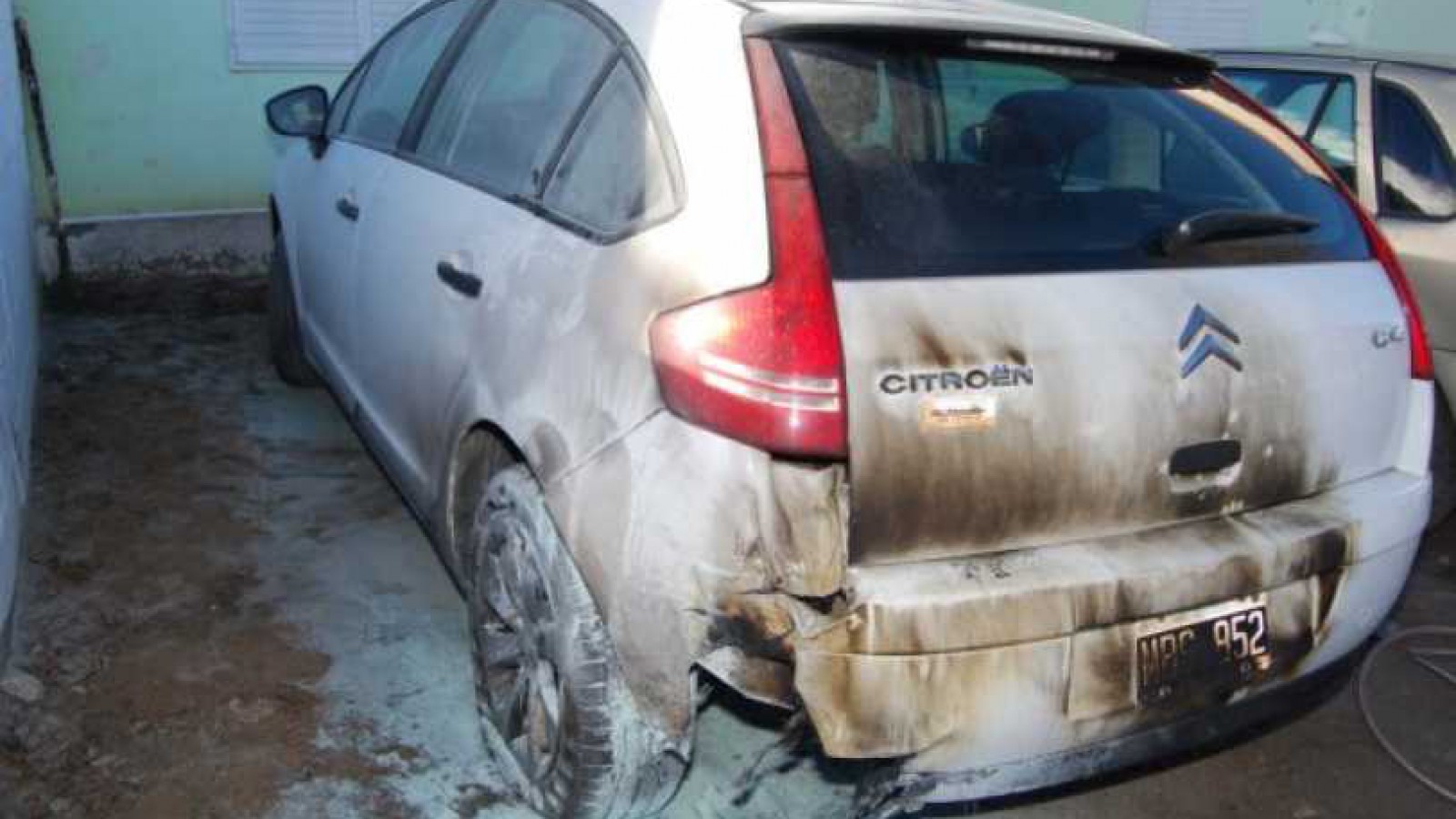 Le prendieron fuego el auto del concejal  Donoso de Perito Moreno, quien denunció un "ataque mafioso"