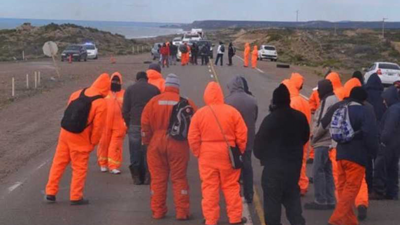 Sigue el corte de ruta de desocupados y trabajadores de la construcción en Caleta Olivia